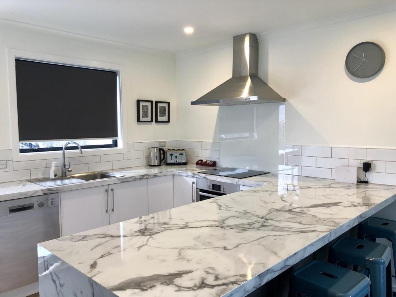 Townhouse Feel In Irishman Villa Twizel Bilik gambar